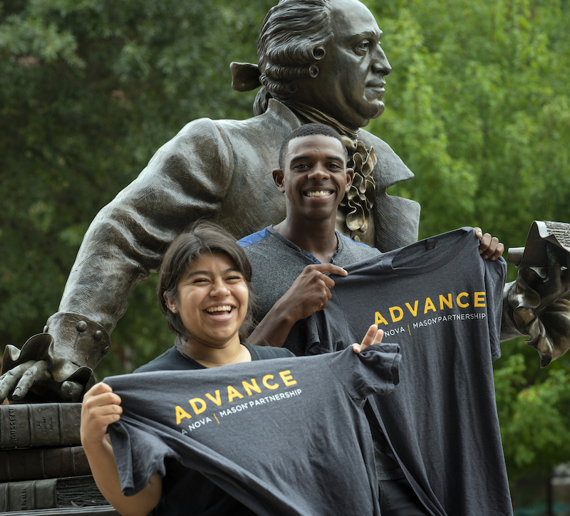Transfer students with the Advance partnership with NOVA posing in front of statue of George Mason