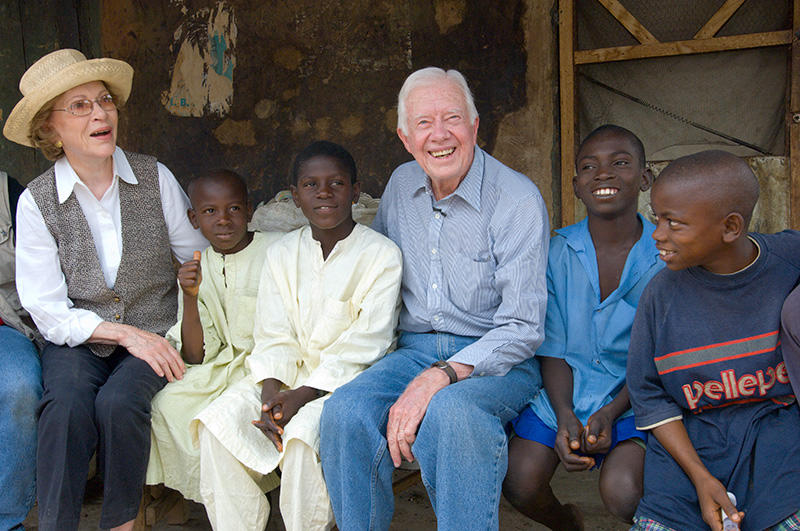 Jimmy and Rosalyn Carter with Nigerian four youth and all are smiling.